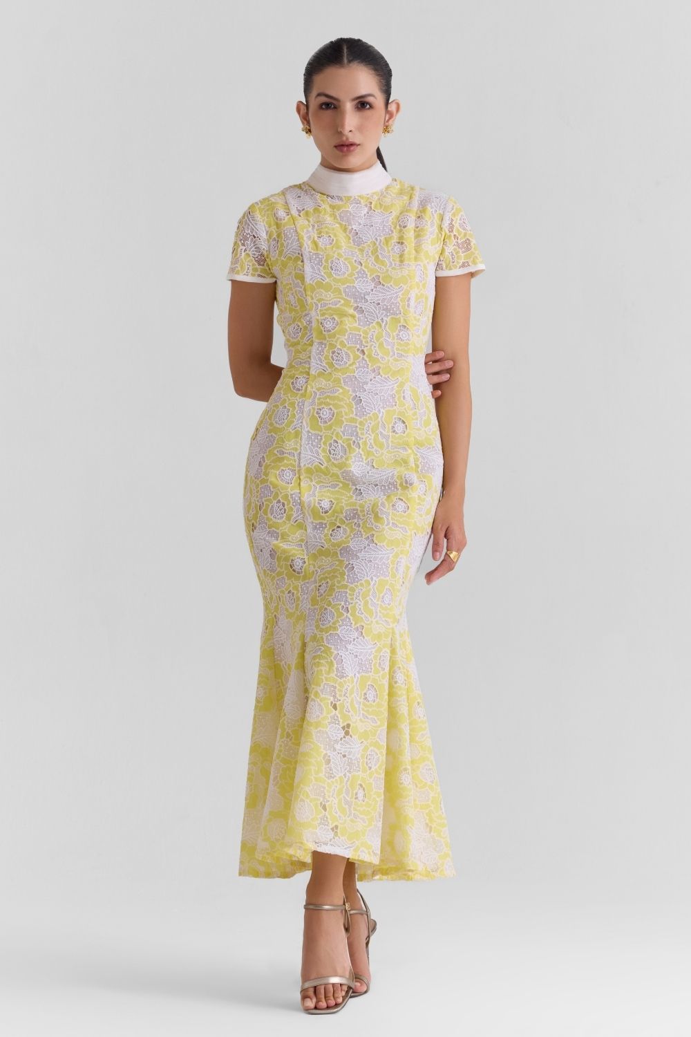 Zabella | Mist Lace Midi Dress XL | Delicate in detail, this light yellow and White Lace Midi Dress is designed in a fit-and-flare silhouette with a